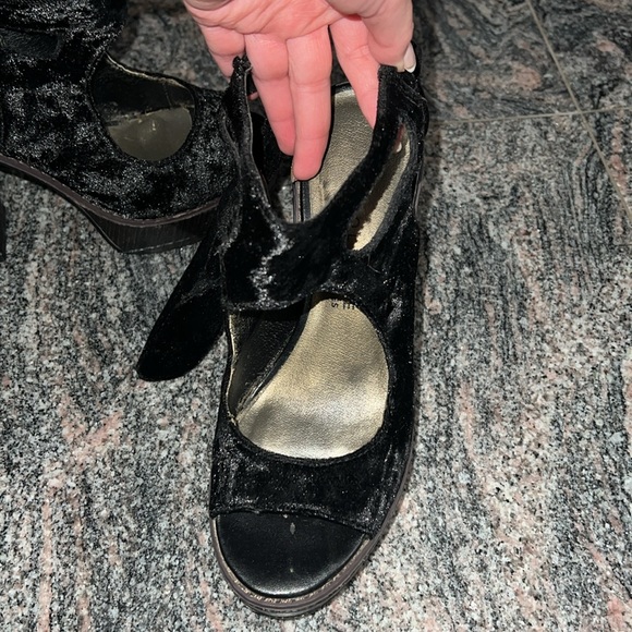 Womens very volatile black velour block heel open toe shoe size 6 - Picture 2 of 7